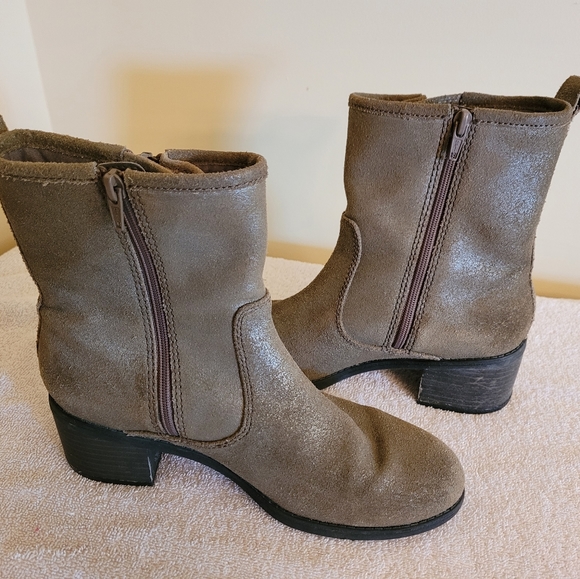 Clarks size 7 - Picture 3 of 12